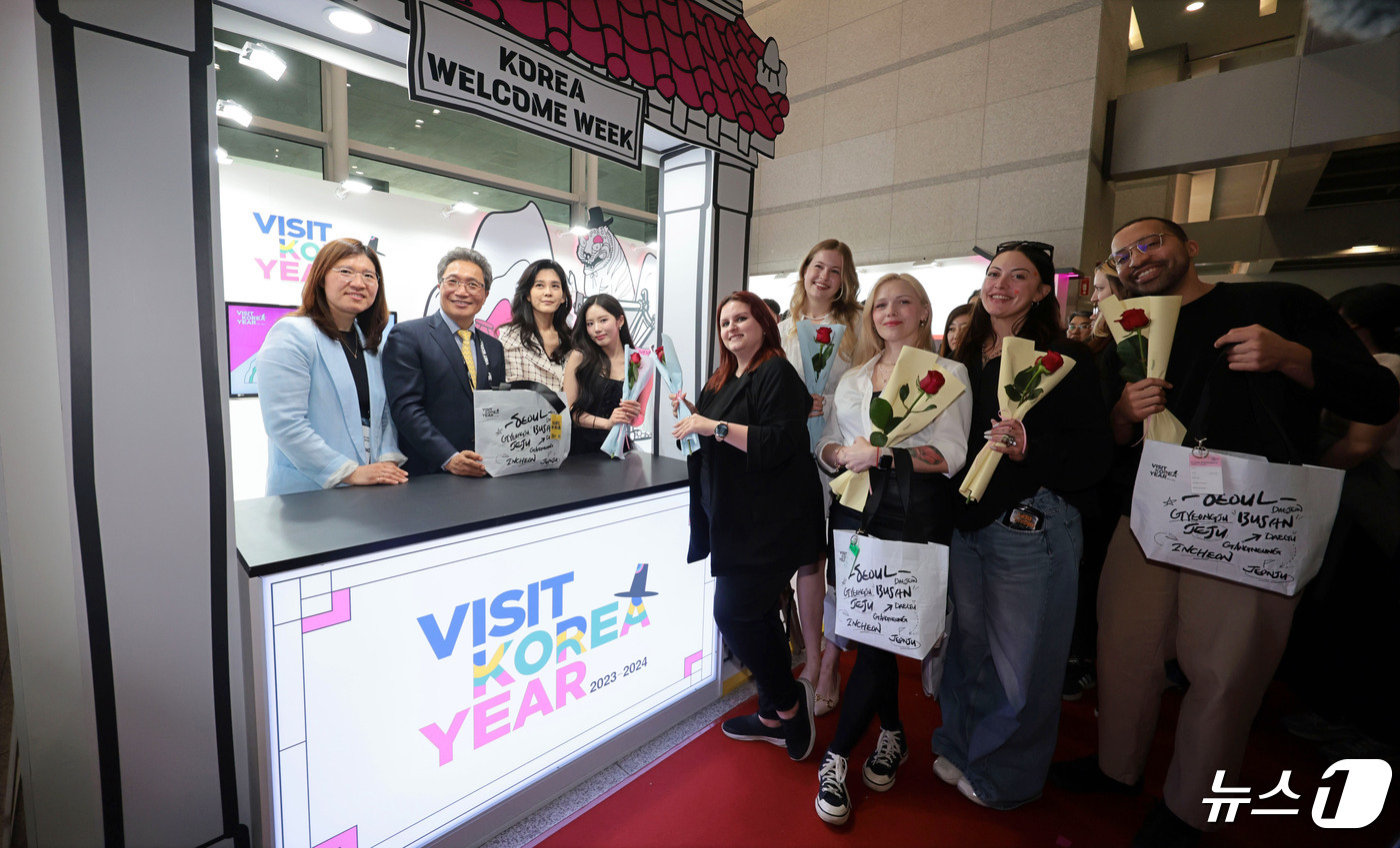 (인천공항=뉴스1) 권현진 기자 = 26일 인천국제공항 제1여객터미널에서 열린 한국방문의해 환영주간 개막행사에서 장미란 문화체육관광부 제2차관(왼쪽부터), 이학재 인천국제공항공사 …
