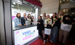 한국 방문한 외국인 관광객을 위한 '웰컴키트' 전달