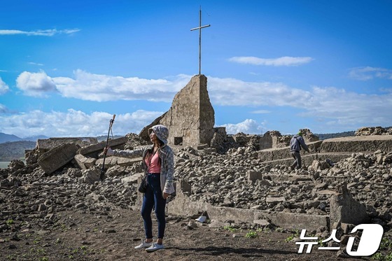 [포토]필리핀 가뭄에 수몰 교회 모습 드러내