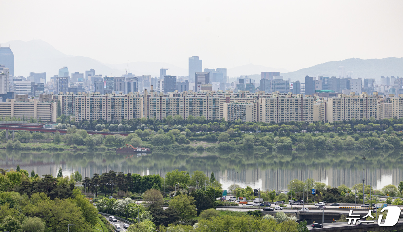 (서울=뉴스1) 이재명 기자 = 서울 아파트값이 5주 연속 상승 흐름을 이어가고 있는 가운데 이번 주 강남 3구(강남·서초·송파구)가 속한 '동남권'의 아파트 매수심리가 큰 폭으로 …