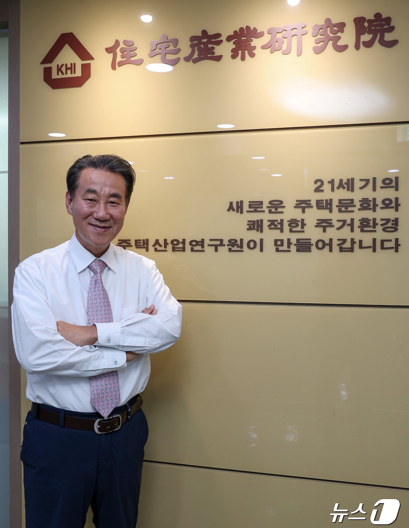 본문 이미지 - 서종대 주택산업연구원 대표가 지난 19일 서울 여의도동 주택산업연구원에서 포즈를 취하고 있는 모습.2024.4.19/뉴스1 ⓒ News1 김성진 기자