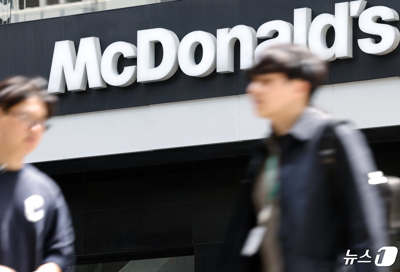 본문 이미지 - 26일 오후 서울 시내의 한 맥도날드 매장 앞으로 시민들이 지나고 있다. 2024.4.26/뉴스1 ⓒ News1 박정호 기자