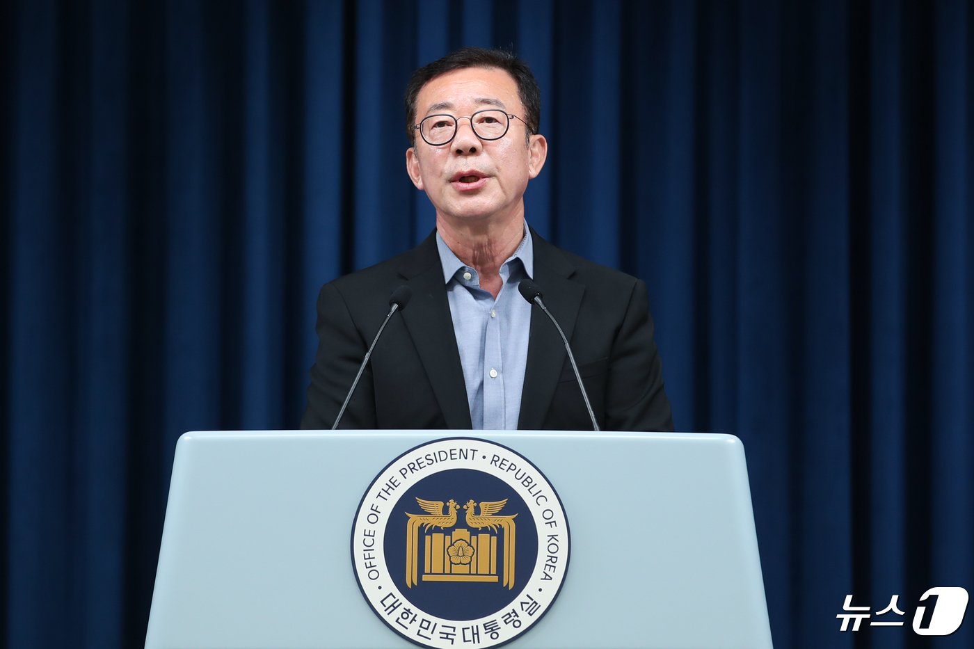 본문 이미지 - 홍철호 대통령실 정무수석이 26일 용산 대통령실에서 윤석열 대통령과 이재명 더불어민주당 대표의 영수회담 3차 실무회동 결과와 관련해 브리핑하고 있다. 윤 대통령과 이 대표는 오는 29일 오후 2시 대통령실에서 차담 회동을 갖는다. 2024.4.26/뉴스1 ⓒ News1 안은나 기자