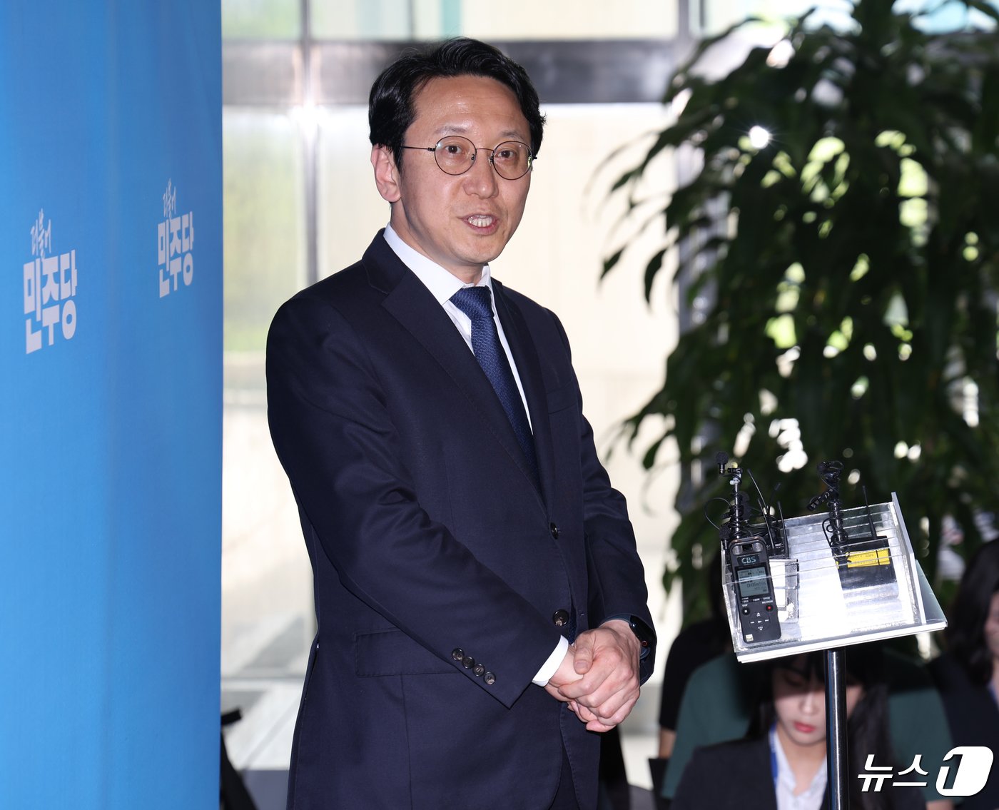 본문 이미지 - 천준호 더불어민주당 당대표 비서실장이 26일 오후 서울 여의도 국회에서 윤석열 대통령과 이재명 민주당 대표의 영수회담 준비를 위한 3차 실무회동 결과를 브리핑을 하고 있다. 2024.4.26/뉴스1 ⓒ News1 ,송원영 기자