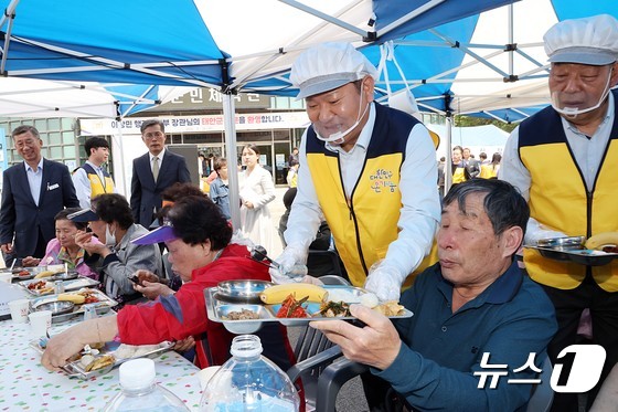 태안서 무료급식 봉사활동 나선 이상민 장관