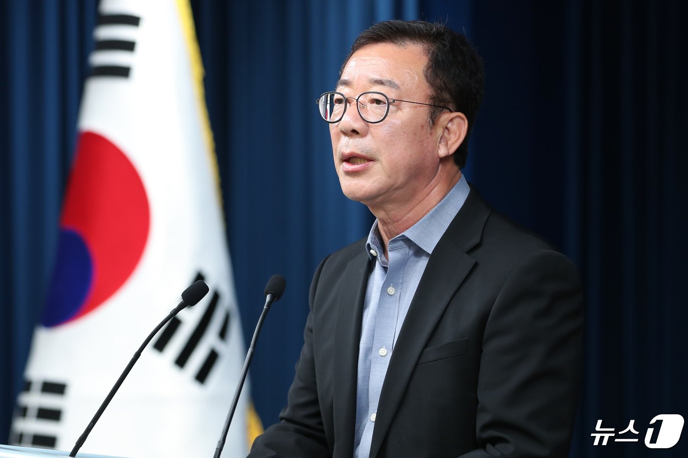 본문 이미지 - 홍철호 대통령실 정무수석이 26일 용산 대통령실에서 윤석열 대통령과 이재명 더불어민주당 대표의 영수회담 3차 실무회동 결과와 관련해 브리핑하고 있다. 윤 대통령과 이 대표는 오는 29일 오후 2시 대통령실에서 차담 회동을 갖는다. 2024.4.26/뉴스1 ⓒ News1 안은나 기자