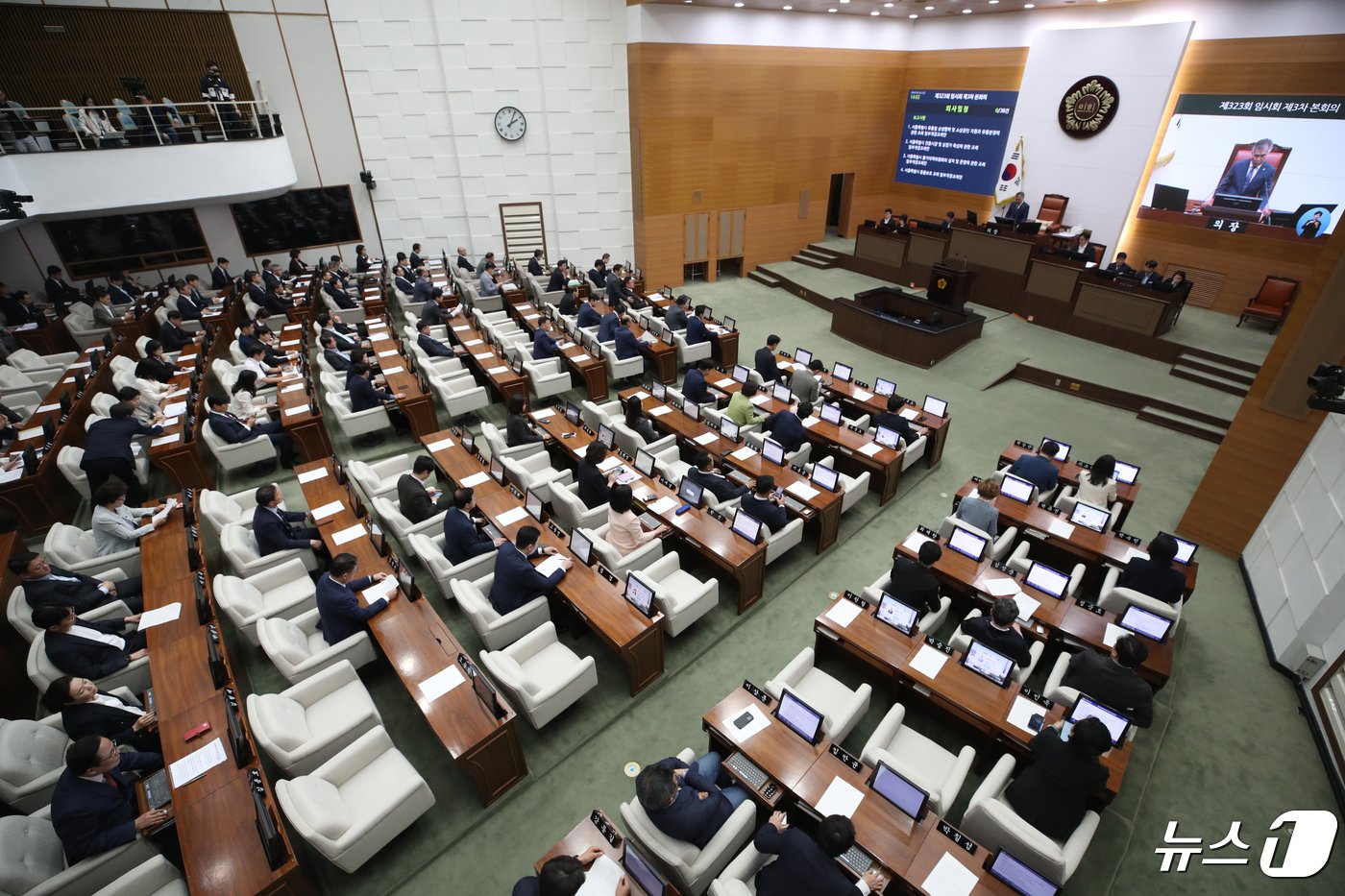 26일 오후 서울 중구 서울특별시의회 본회의장에서 제323회 임시회 제3차 본회의가 열리고 있다. 이날 본회의에서는 학생인권조례 폐지안을 상정해 심의할 예정이다. 2024.4.26/뉴스1 ⓒ News1 이광호 기자