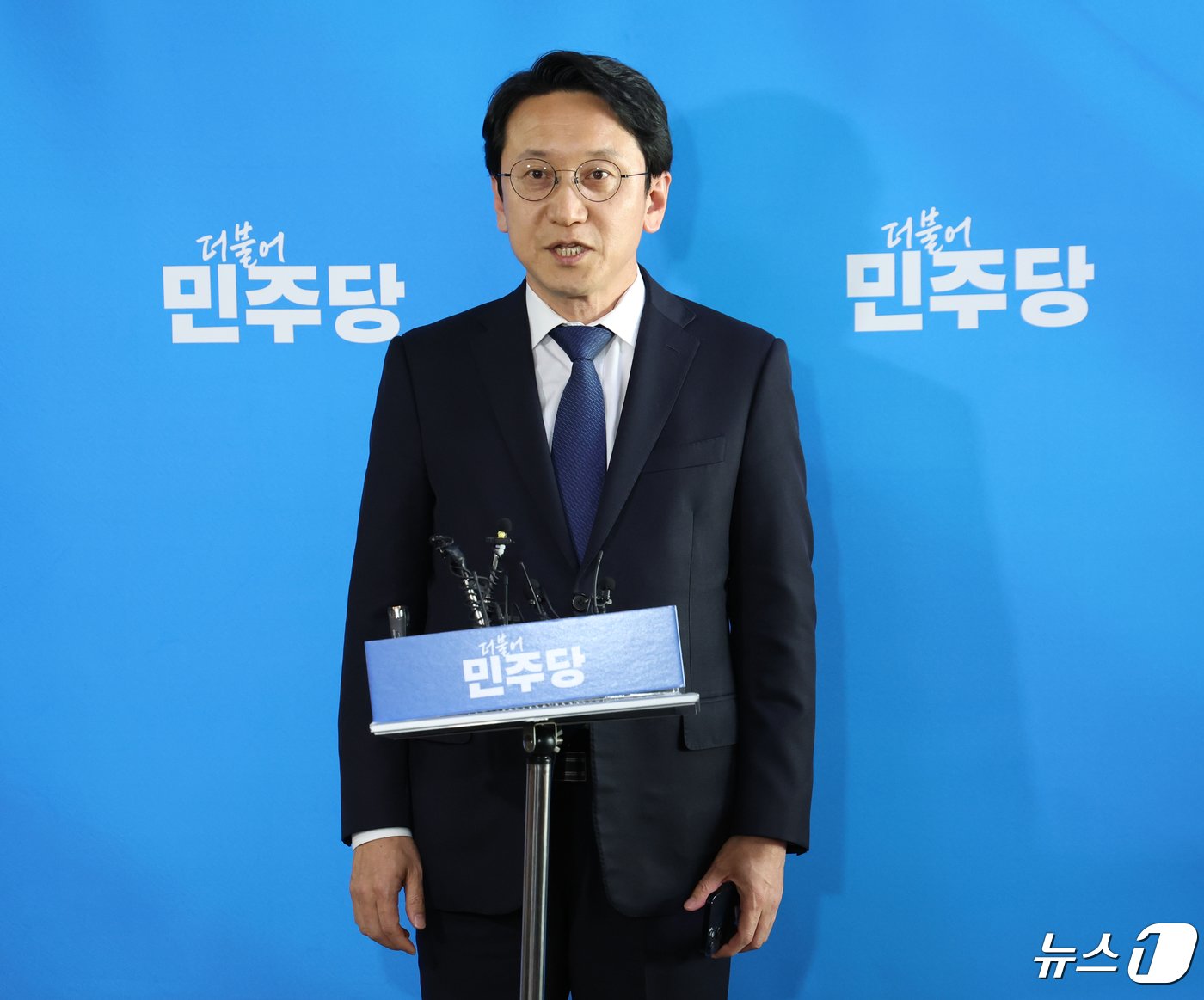 본문 이미지 - 천준호 더불어민주당 당대표 비서실장이 26일 오후 서울 여의도 국회에서 윤석열 대통령과 이재명 민주당 대표의 영수회담 준비를 위한 3차 실무회동 결과를 브리핑을 하고 있다. 2024.4.26/뉴스1 ⓒ News1 ,송원영 기자