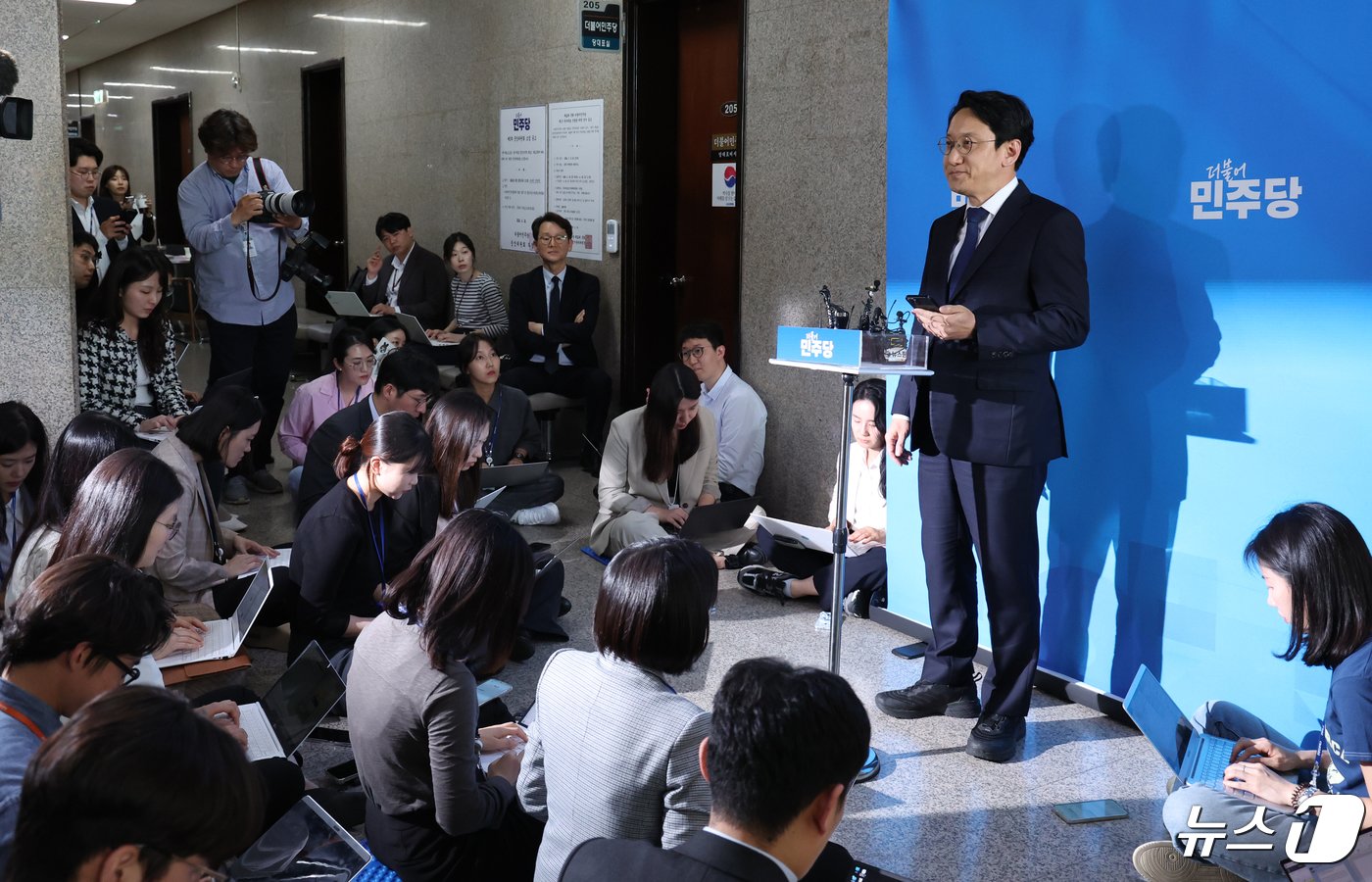 본문 이미지 - 천준호 더불어민주당 당대표 비서실장이 26일 오후 서울 여의도 국회에서 윤석열 대통령과 이재명 민주당 대표의 영수회담 준비를 위한 3차 실무회동 결과를 브리핑을 하고 있다. 2024.4.26/뉴스1 ⓒ News1 ,송원영 기자