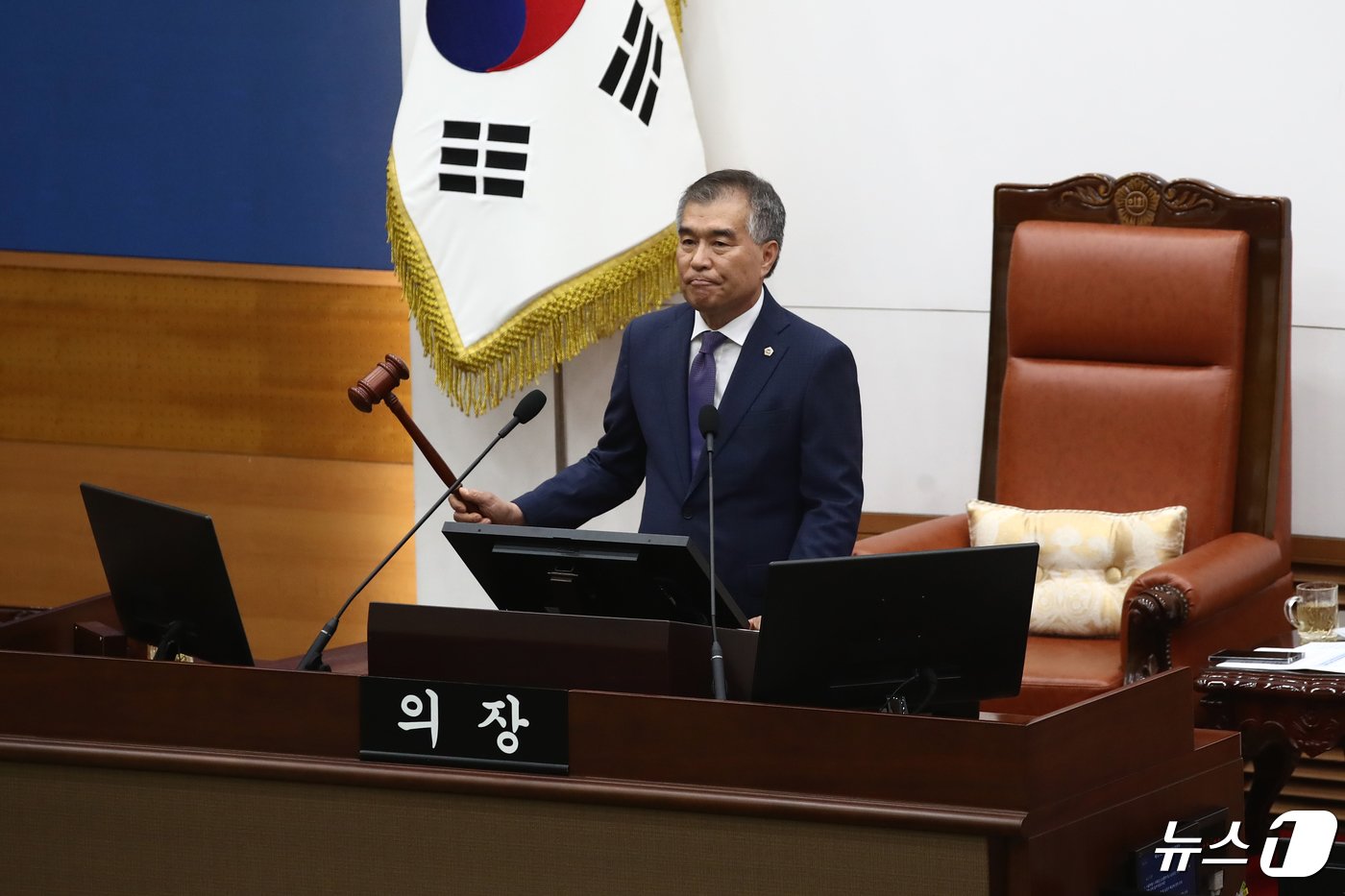 김현기 서울시의회 의장이 26일 오후 서울 중구 서울특별시의회 본회의장에서 의사봉을 두드리며 제323회 임시회 제3차 본회의 개의를 선언하고 있다. 이날 본회의에서는 학생인권조례 폐지안을 상정해 심의할 예정이다. 2024.4.26/뉴스1 ⓒ News1 이광호 기자