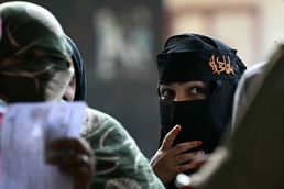 [포토] 투표 차례 기다리는 인도 니캅 여성