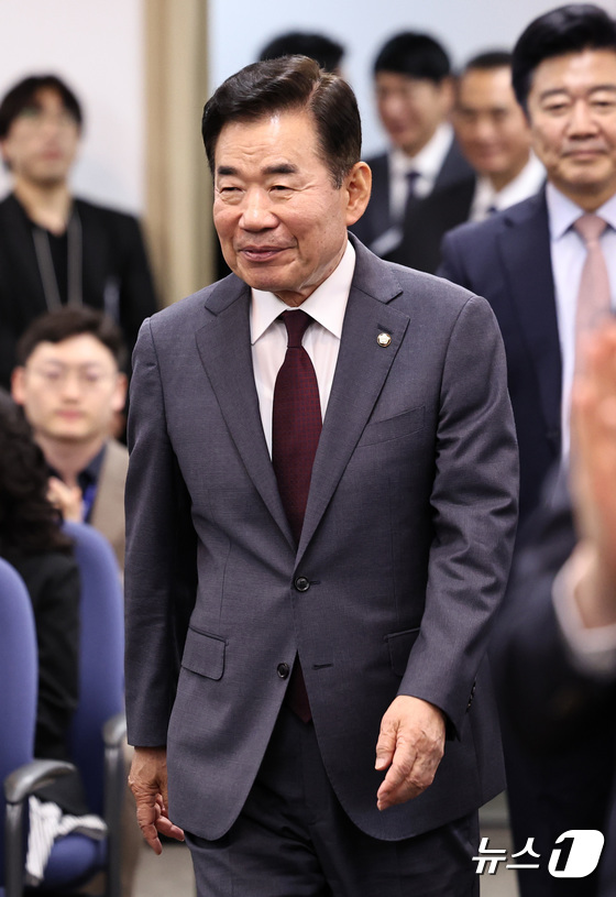 입법조사처 기념식 참석하는 김진표 국회의장