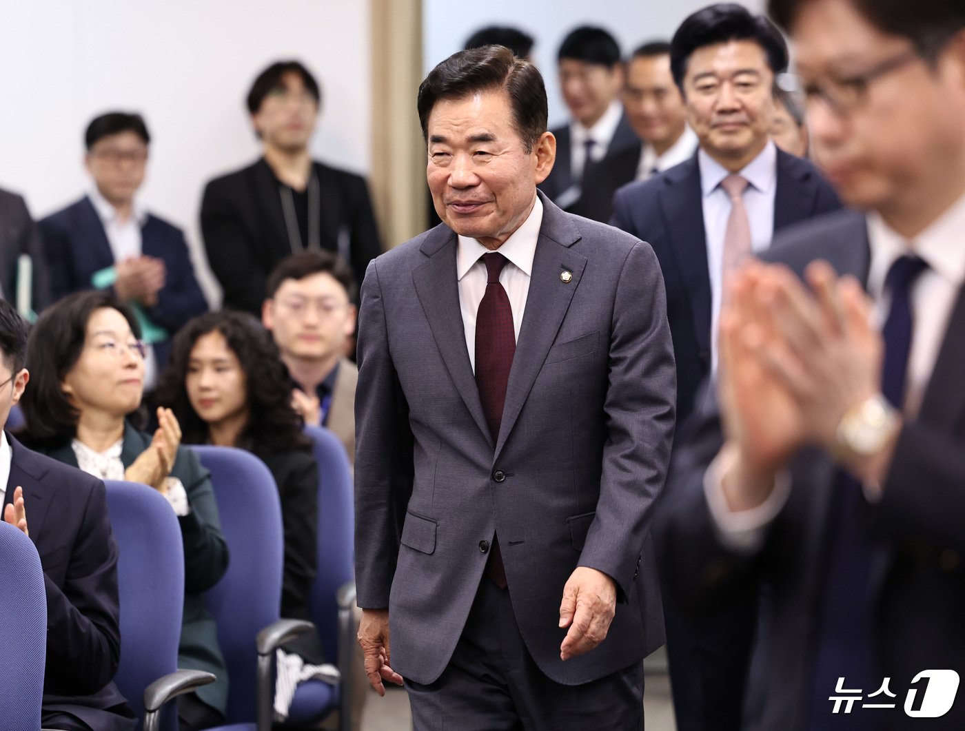 본문 이미지 - 김진표 국회의장이 26일 오후 서울 여의도 국회도서관에서 열린 국회입법조사처 설립 17주년 기념식에 참석하고 있다. 2024.4.26/뉴스1 ⓒ News1 구윤성 기자