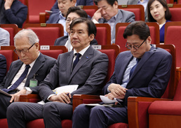 나란히 앉은 정세현·조국·홍익표