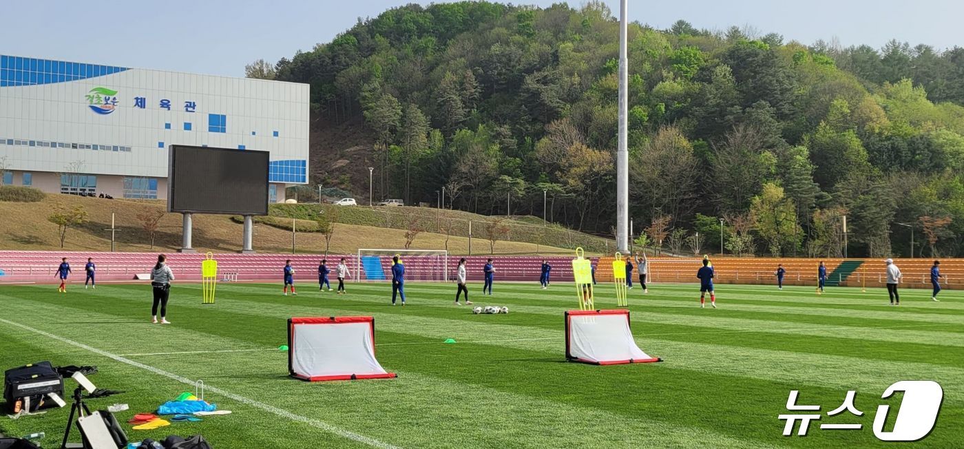 여자축구 U-17 국가대표팀이 보은스포츠파크 일원에서 전지 훈련하고 있다. &#40;보은군 제공&#41; /뉴스1  