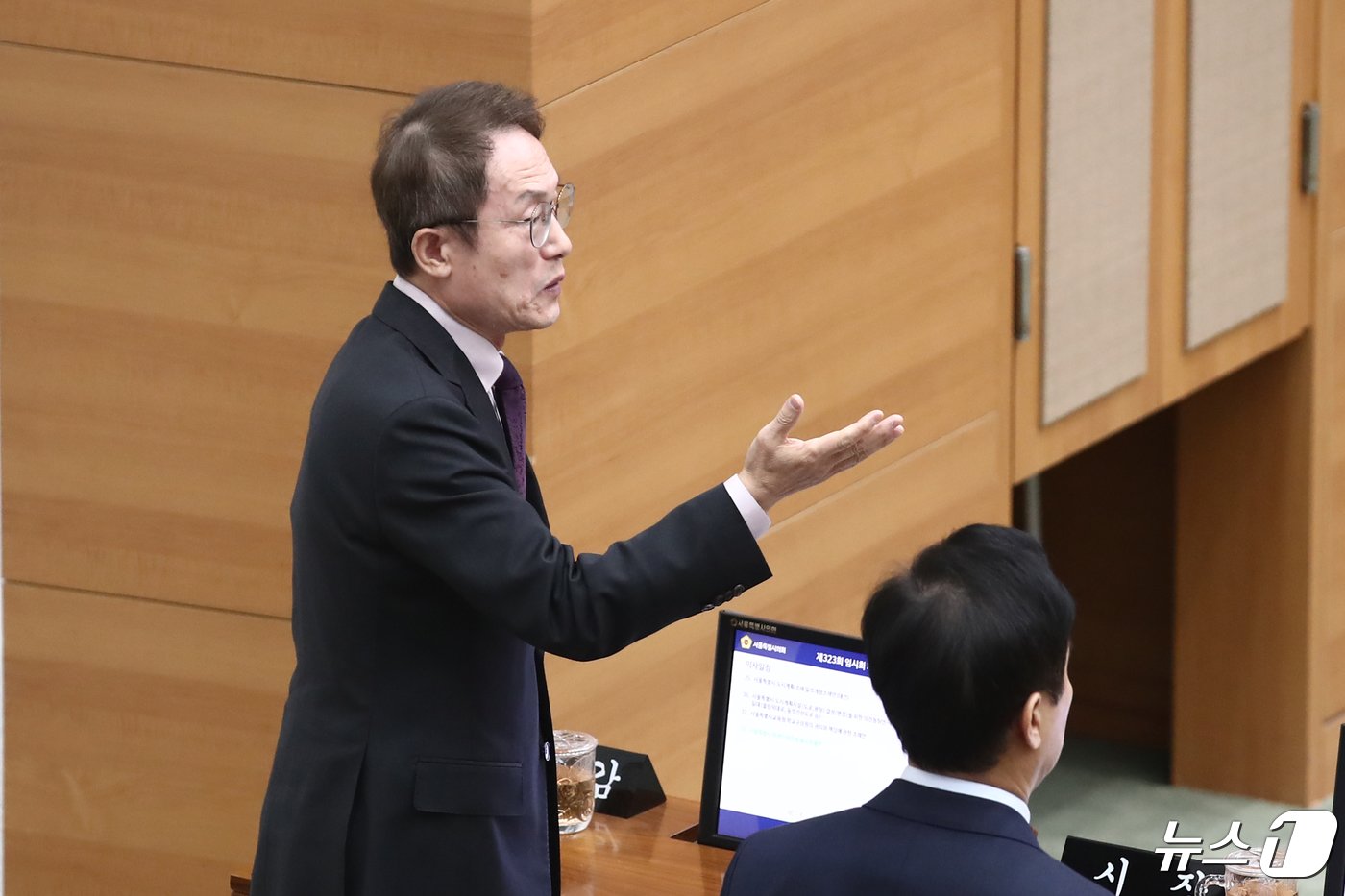 본문 이미지 - 조희연 서울시교육감이 26일 오후 서울 중구 서울특별시의회 본회의장에서 열린 제323회 임시회 제3차 본회의에서 '서울특별시 학생인권조례 폐지조례안' 표결에 앞서 김현기 의장에게 발언기회를 줄것을 요청하고 있다. 2024.4.26/뉴스1 ⓒ News1 이광호 기자