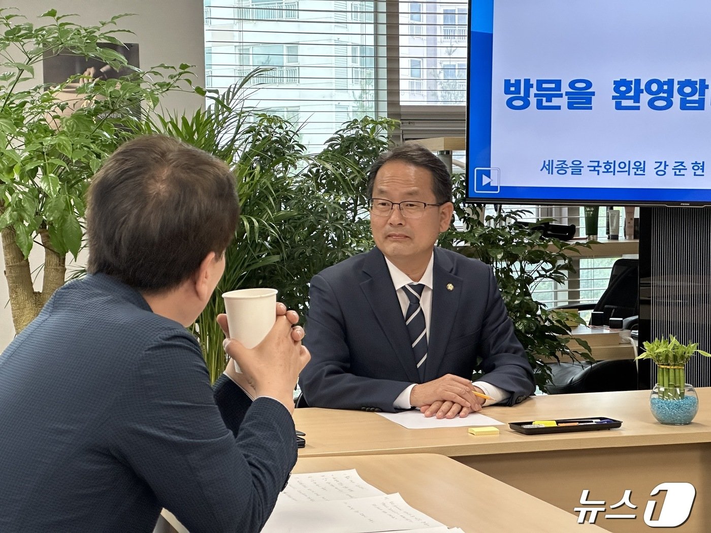 뉴스1과 인터뷰하는 더불어민주당 강준현 국회의원 당선인. / 뉴스1 