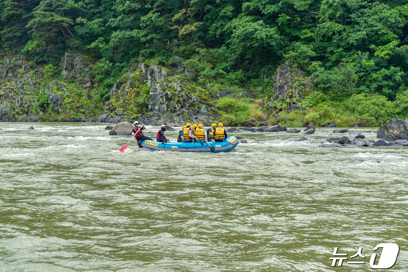 본문 이미지 - 어름치마을에서 기암괴석과 급류가 어우러지는 동강의 풍경을 감상하며 래프팅을 즐길 수 있다&#40;한국관광공사 제공&#41;