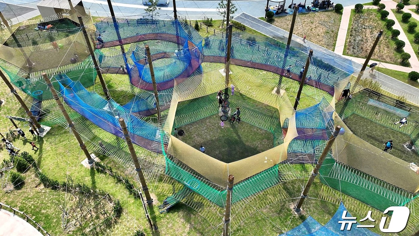 본문 이미지 - 형형색색의 네트위를 팡팡 뛰어노는 네트어드벤처&#40;홍성군청 제공&#41;