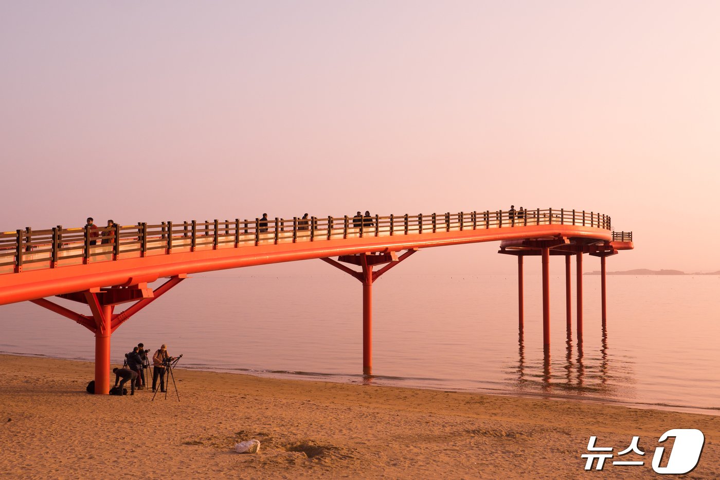 본문 이미지 - 서해바다위로 저녁놀이 붉게 물드는 남당항노을전망대&#40;한국관광공사 제공&#41;