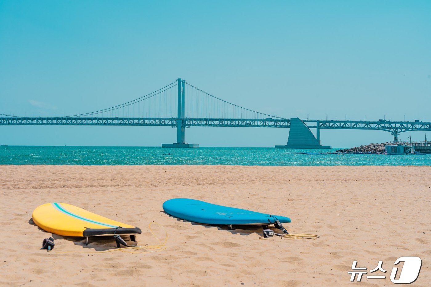 광안리 섭 존&#40;SUP zone&#41;의 평화로운 풍경, 이 풍경을 배경으로 힐링의 시간을 보낸다&#40;한국관광공사 제공&#41;