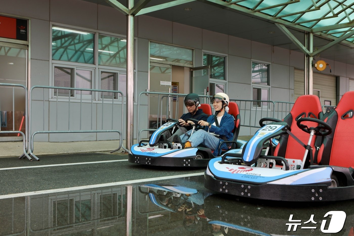 본문 이미지 - 2인승 카트에 타고 출발선에서 대기하고 있다&#40;한국관광공사 제공&#41;