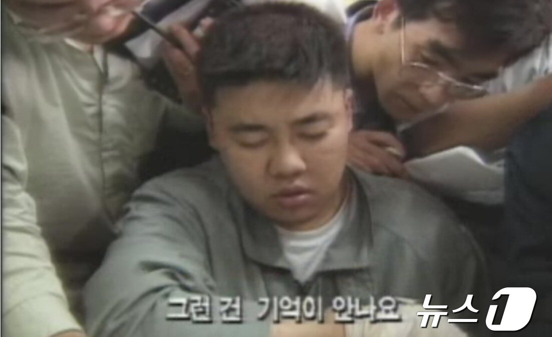 본문 이미지 -  현장검증에 나선 박한상은 쏟아지는 질문을 '기억 나지 않는다' 식으로 피했다. (MBC 갈무리) ⓒ 뉴스1