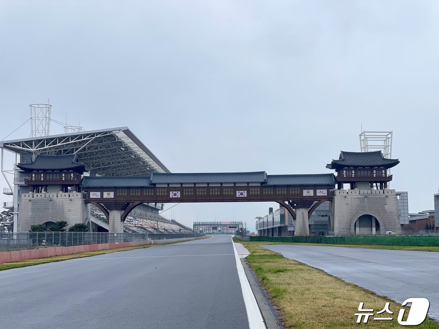 국제자동차경주장 한식육교&#40;한국관광공사 제공&#41;