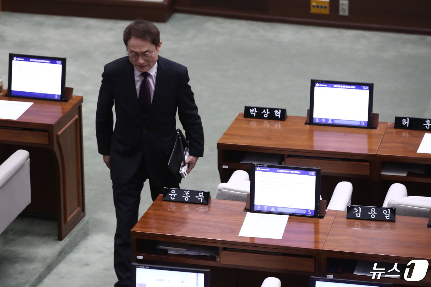 본문 이미지 - 조희연 서울시교육감이 26일 오후 서울 중구 서울특별시의회 본회의장에서 열린 제323회 임시회 제3차 본회의를 마치고 나서고 있다. 이날 본회의에서는 '서울특별시 학생인권조례 폐지조례안'이 가결됐다.. 2024.4.26/뉴스1 ⓒ News1 이광호 기자