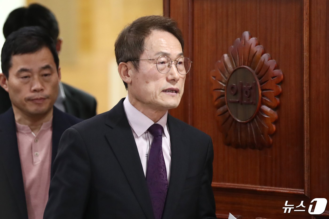 본문 이미지 - 조희연 서울시교육감이 26일 오후 서울 중구 서울특별시의회 본회의장에서 열린 제323회 임시회 제3차 본회의를 마치고 나서고 있다. 이날 본회의에서는 '서울특별시 학생인권조례 폐지조례안'이 가결됐다.. 2024.4.26/뉴스1 ⓒ News1 이광호 기자