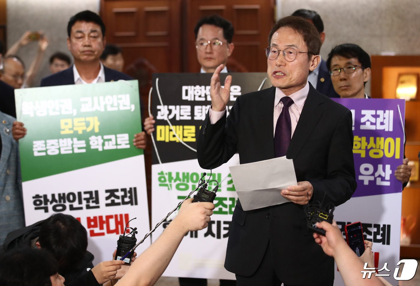 본문 이미지 - 조희연 서울시교육감이 26일 오후 서울 중구 서울특별시의회 본회의장 앞에서 '서울특별시 학생인권조례 폐지조례안' 가결과 관련해 입장을 밝히고 있다.. 2024.4.26/뉴스1 ⓒ News1 이광호 기자