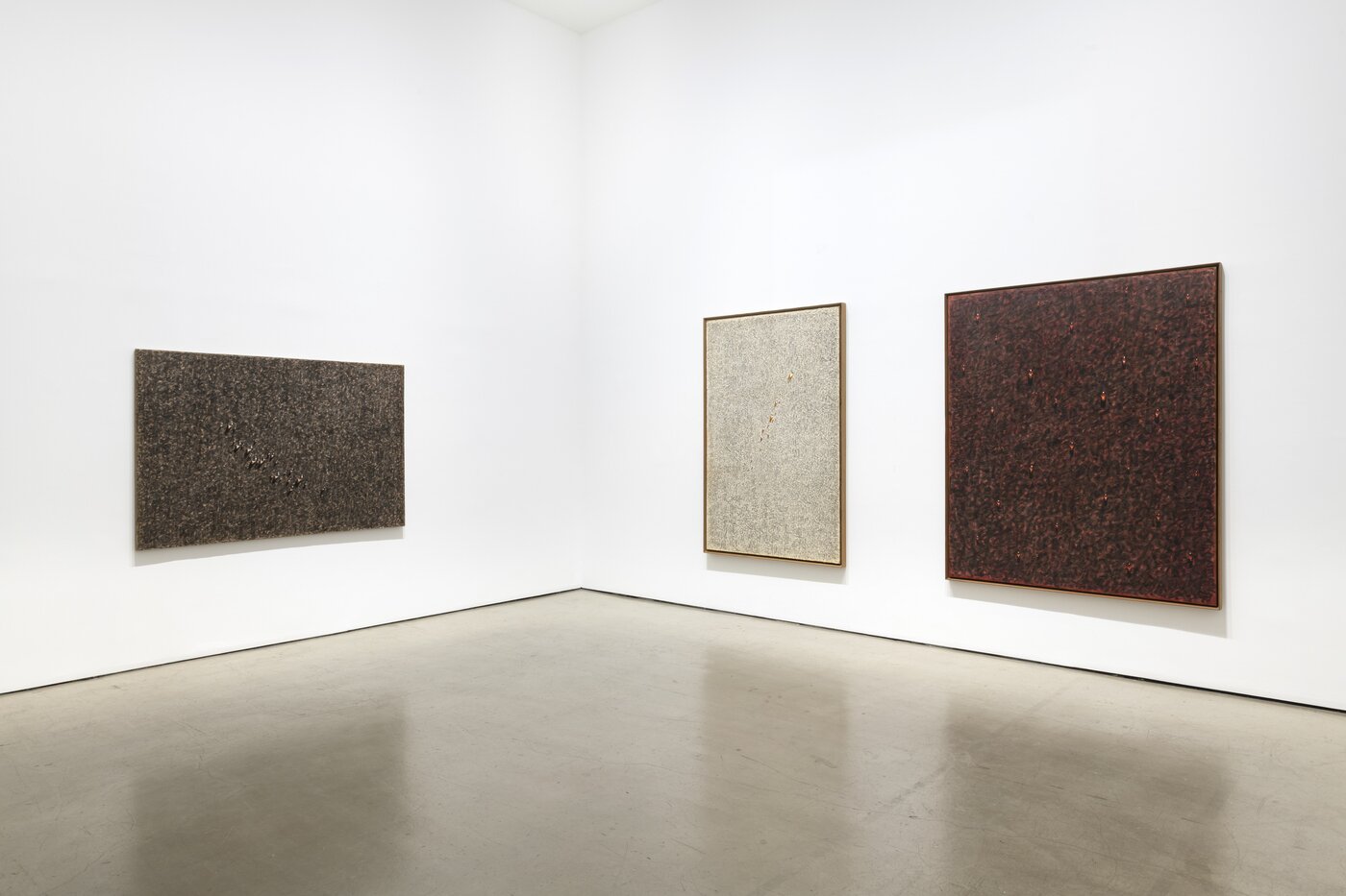 본문 이미지 - 김창열 작가의 개인전 '영롱함을 넘어서' 전시 전경. 갤러리현대 제공.