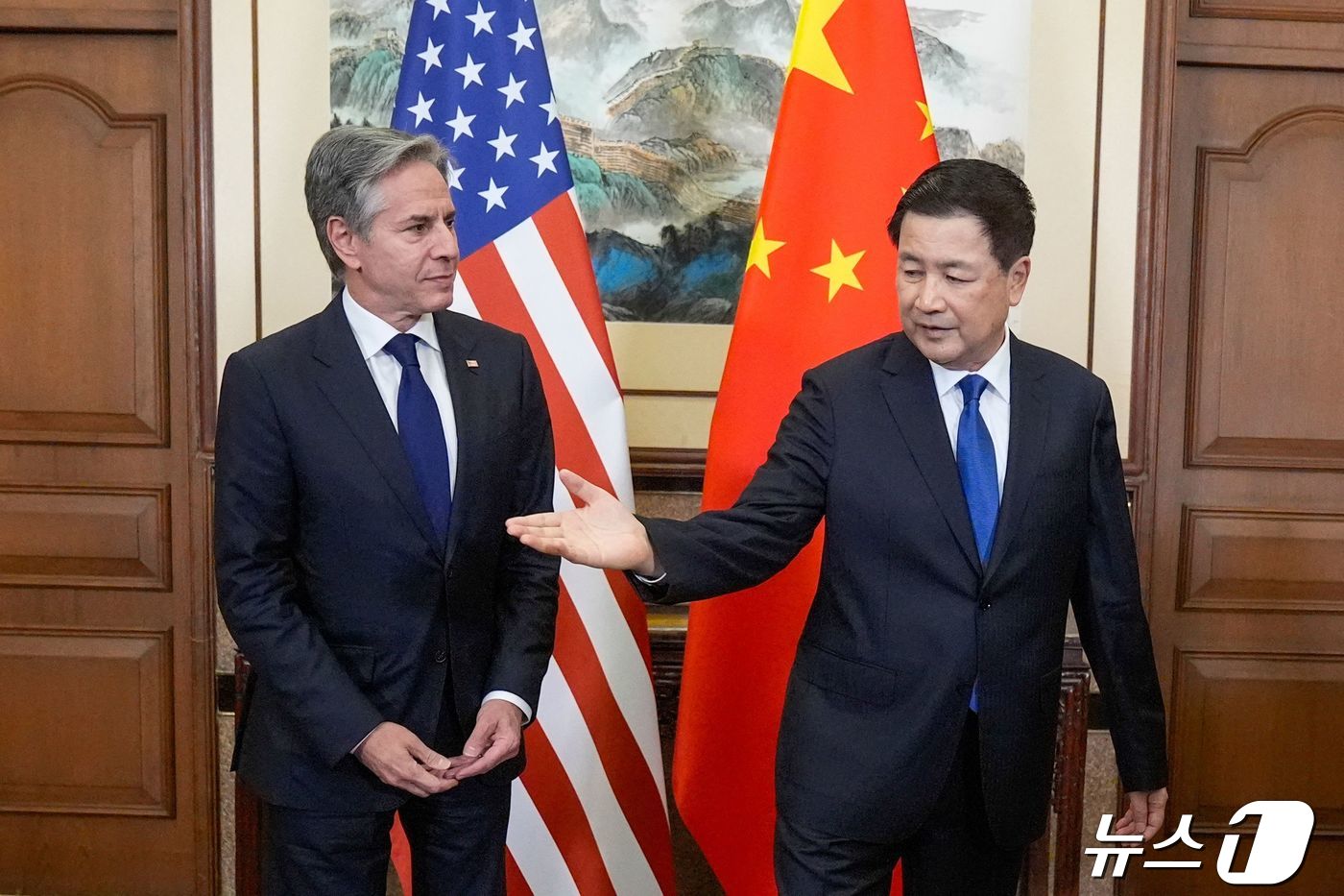 (베이징 AFP=뉴스1) 정지윤기자 = 왕샤오홍 중국 공안부장이 26일 베이징 댜오위타이 국빈관에서 토니 블링컨 미 국무장관을 맞고 있다. 2024.04.26         ⓒ A …