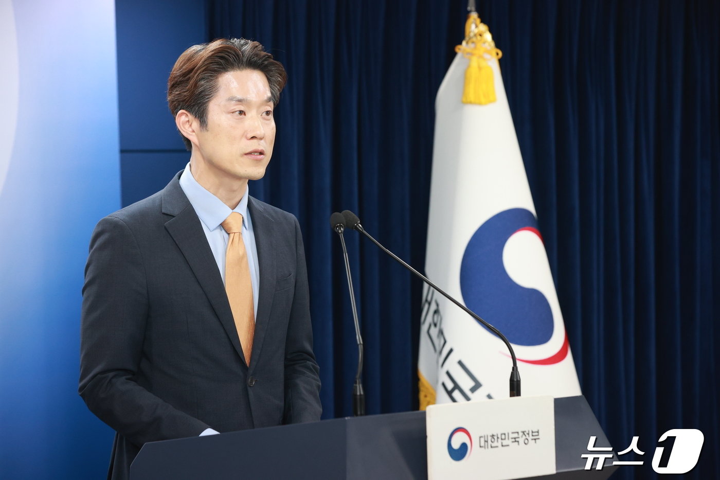 본문 이미지 - 노용석 중소벤처기업부 정책기획관이 25일 서울 종로구 정부서울청사에서 '기업 생애주기에 따른 중소벤처 분야 규제개선 방안' 사전 브리핑을 하고 있다.(중소벤처기업부 제공)