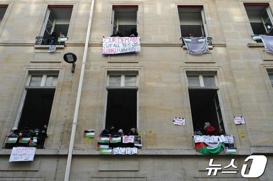 [포토]파리에 퍼지는 팔레스타인 지지 \'민중의 노래\'