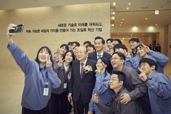 본문 이미지 - 김승연 한화그룹 회장이 직원들과 셀카를 찍고 있다. (한화그룹 제공) 