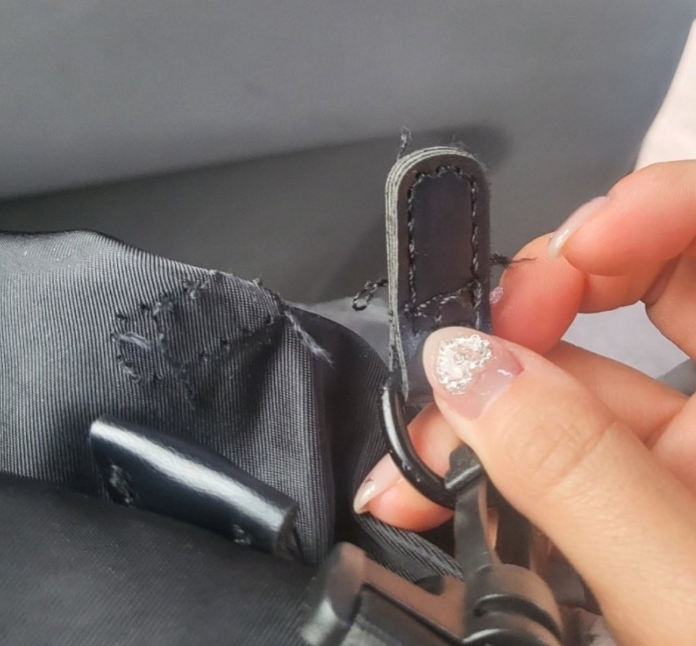 본문 이미지 - 박음질이 약해 떨어진 가방 어깨끈 사진. 신모씨 제공