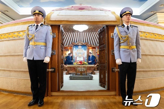 [포토] 영 외무, 몽골 대통령 게르에서 환담
