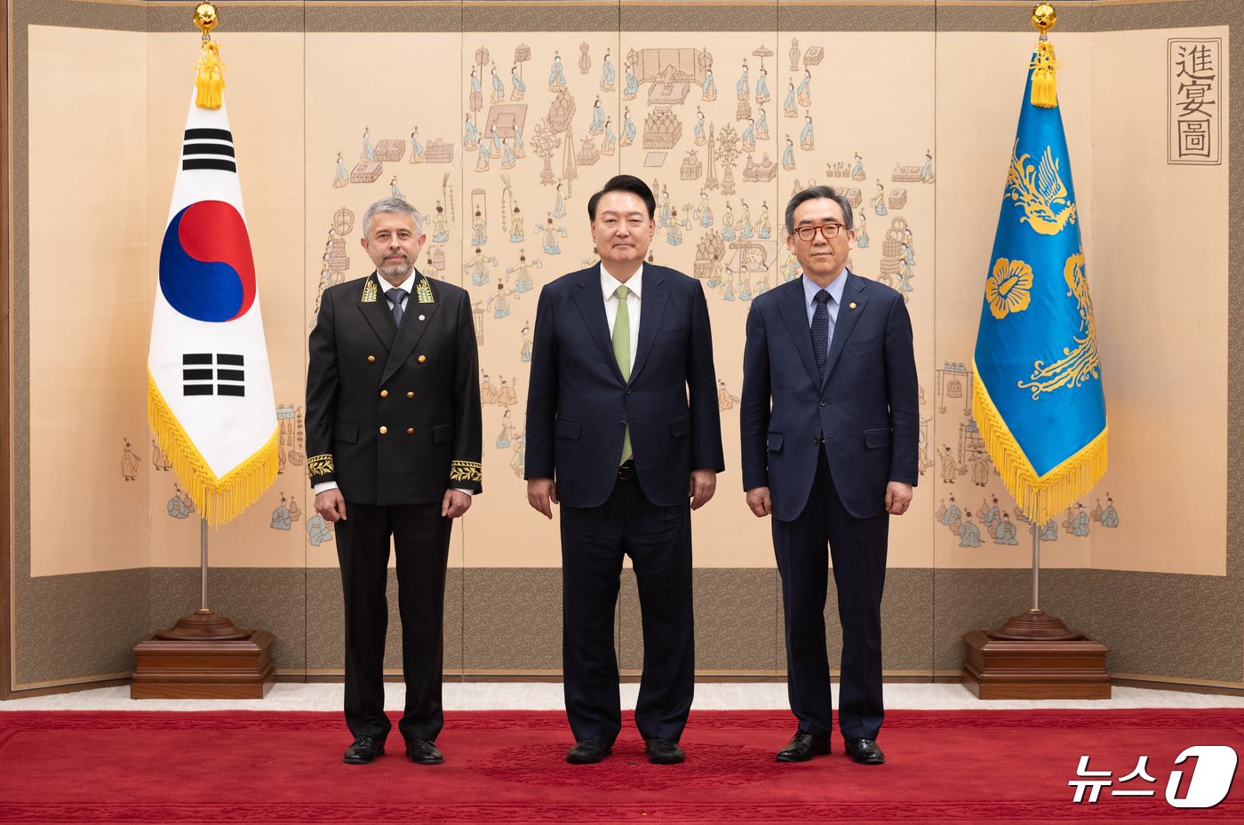 윤석열 대통령이 26일 오후 용산 대통령실 자유홀에서 열린 주한대사 신임장 제정식에서 게오르기 지노비예프 주한러시아 대사로부터 신임장을 받은 뒤 기념 촬영하고 있다. 왼쪽부터 게오르기 지노비예프 대사, 윤 대통령, 조태열 외교부 장관. &#40;대통령실 제공&#41; 2024.4.26/뉴스1 ⓒ News1 안은나 기자