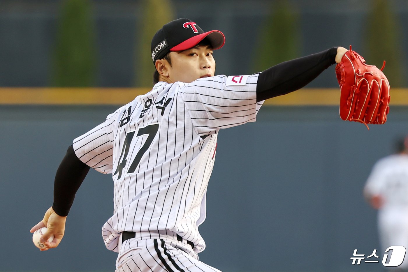 본문 이미지 - 26일 오후 서울 송파구 잠실야구장에서 열린 프로야구 '2024 신한 SOL Bank KBO리그' KIA 타이거즈와 LG 트윈스의 경기에서 1회초 LG 선발 김윤식이 역투하고 있다. 2024.4.26/뉴스1 ⓒ News1 민경석 기자