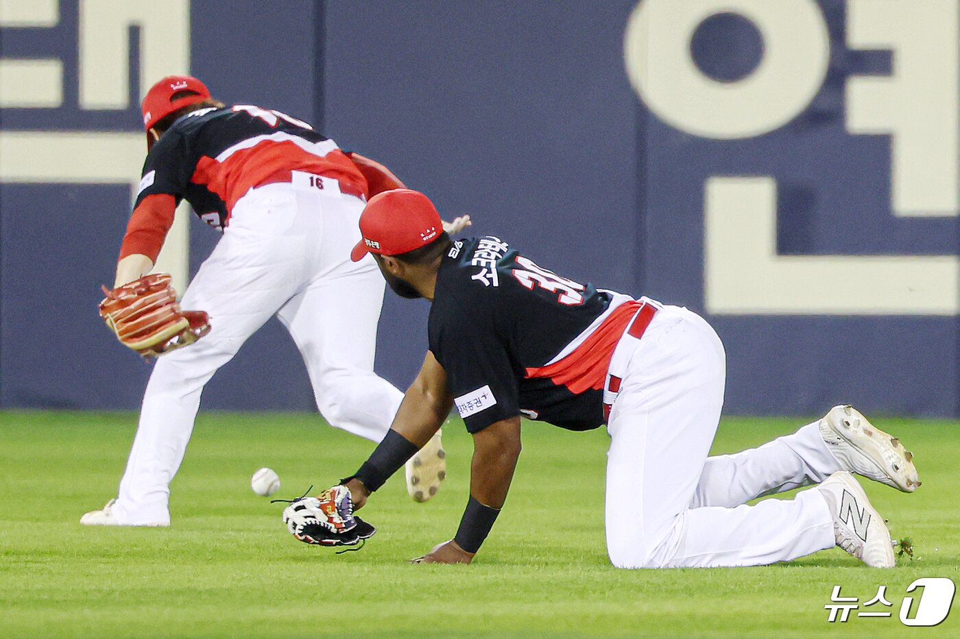 본문 이미지 - 수비에서 불안감을 보이는 소크라테스. /뉴스1 DB ⓒ News1 민경석 기자