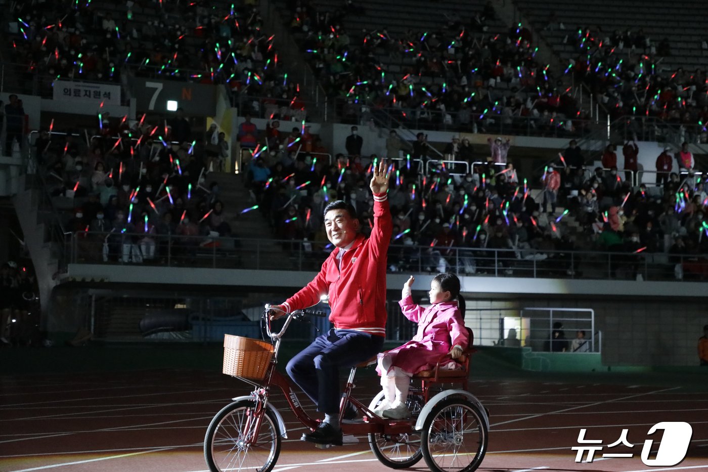 김두겸 시장이 26일 열린 &#39;2024전국생활체육대축전&#39;개회식에서 자전거퍼레이드를 하며 손을 흔들고 있다..20204.4.26/뉴스1ⓒNews1 김지혜 기자