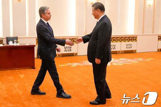 [사진] 반갑게 악수하는 시진핑 주석과 블링컨 美 국무