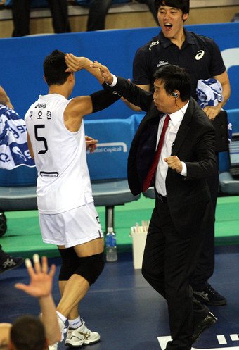 본문 이미지 - 현대캐피탈 시절 김호철 감독과 여오현 리베로의 모습. (한국배구연맹 제공)