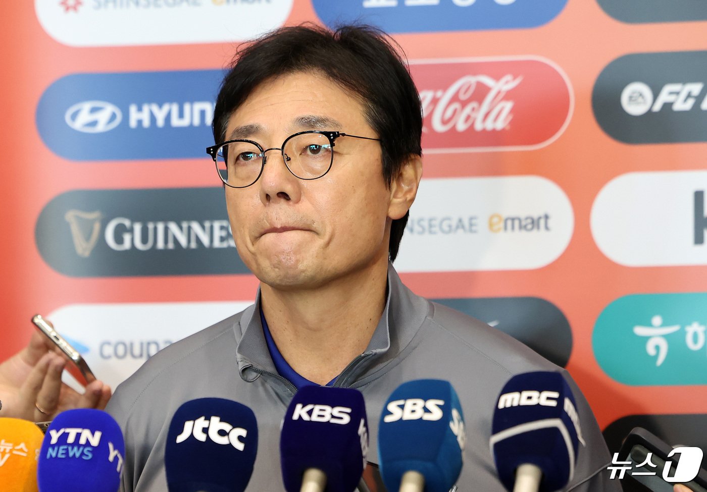 본문 이미지 - 황선홍 U-23 대한민국 축구 국가대표팀 감독이 27일 오후 인천국제공항을 통해 귀국해 인터뷰를 하고 있다. 지난 1988년 서울 올림픽 이후 10회 연속 본선 무대를 노렸던 U-23 대한민국 축구 국가대표팀은 카타르 도하에서 열린 2024 아시아축구연맹(AFC) U23 아시안컵 인도네시와의 8강전에서 패해 파리행 티켓을 잡지 못하고 고개를 숙였다. 2024.4.27/뉴스1 ⓒ News1 이동해 기자