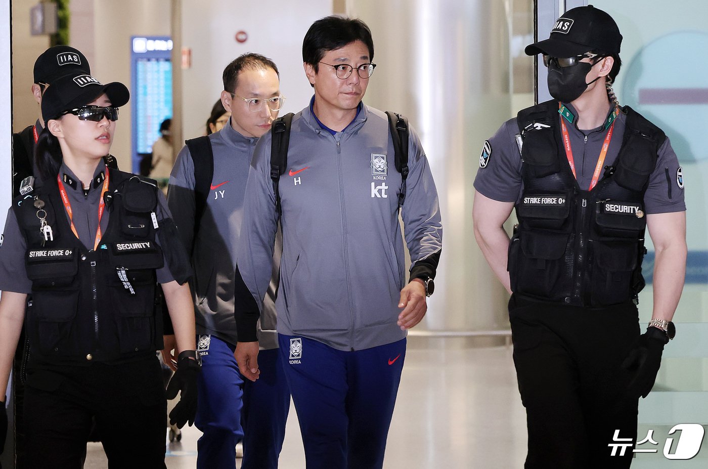 U-23 대한민국 축구 국가대표팀 황선홍 감독과 선수들이 27일 오후 인천국제공항을 통해 귀국하고 있다. 지난 1988년 서울 올림픽 이후 10회 연속 본선 무대를 노렸던 U-23 대한민국 축구 국가대표팀은 카타르 도하에서 열린 2024 아시아축구연맹&#40;AFC&#41; U23 아시안컵 인도네시와의 8강전에서 패해 파리행 티켓을 잡지 못하고 고개를 숙였다. 2024.4.27/뉴스1 ⓒ News1 이동해 기자