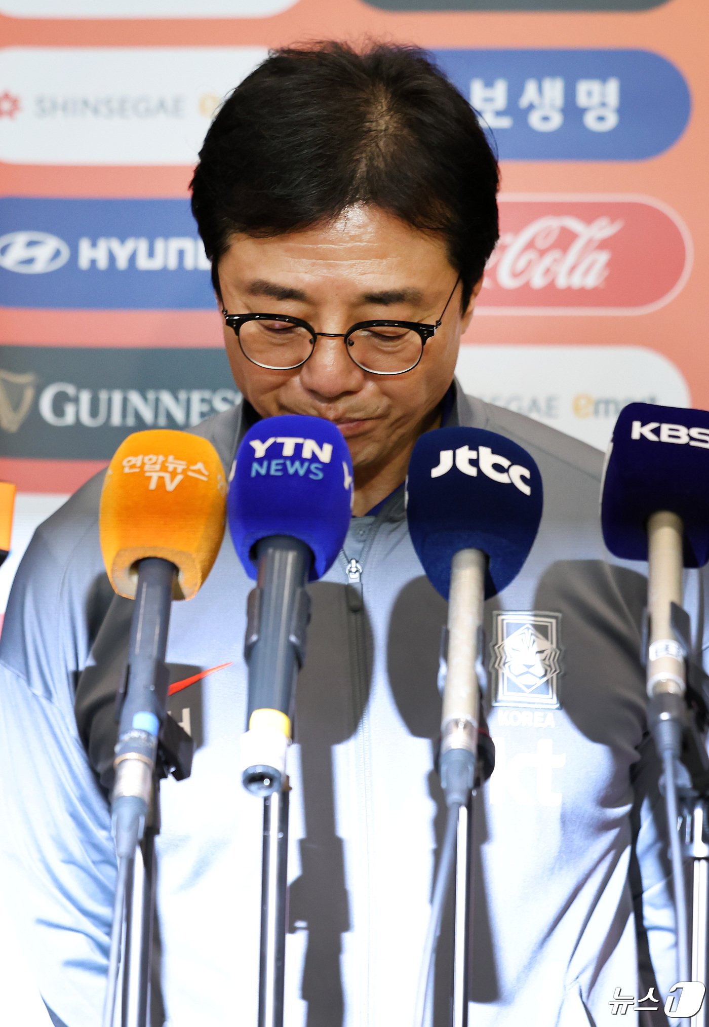 본문 이미지 - 황선홍 U-23 대한민국 축구 국가대표팀 감독이 27일 오후 인천국제공항을 통해 귀국해 인터뷰를 하고 있다. 지난 1988년 서울 올림픽 이후 10회 연속 본선 무대를 노렸던 U-23 대한민국 축구 국가대표팀은 카타르 도하에서 열린 2024 아시아축구연맹(AFC) U23 아시안컵 인도네시와의 8강전에서 패해 파리행 티켓을 잡지 못하고 고개를 숙였다. 2024.4.27/뉴스1 ⓒ News1 이동해 기자