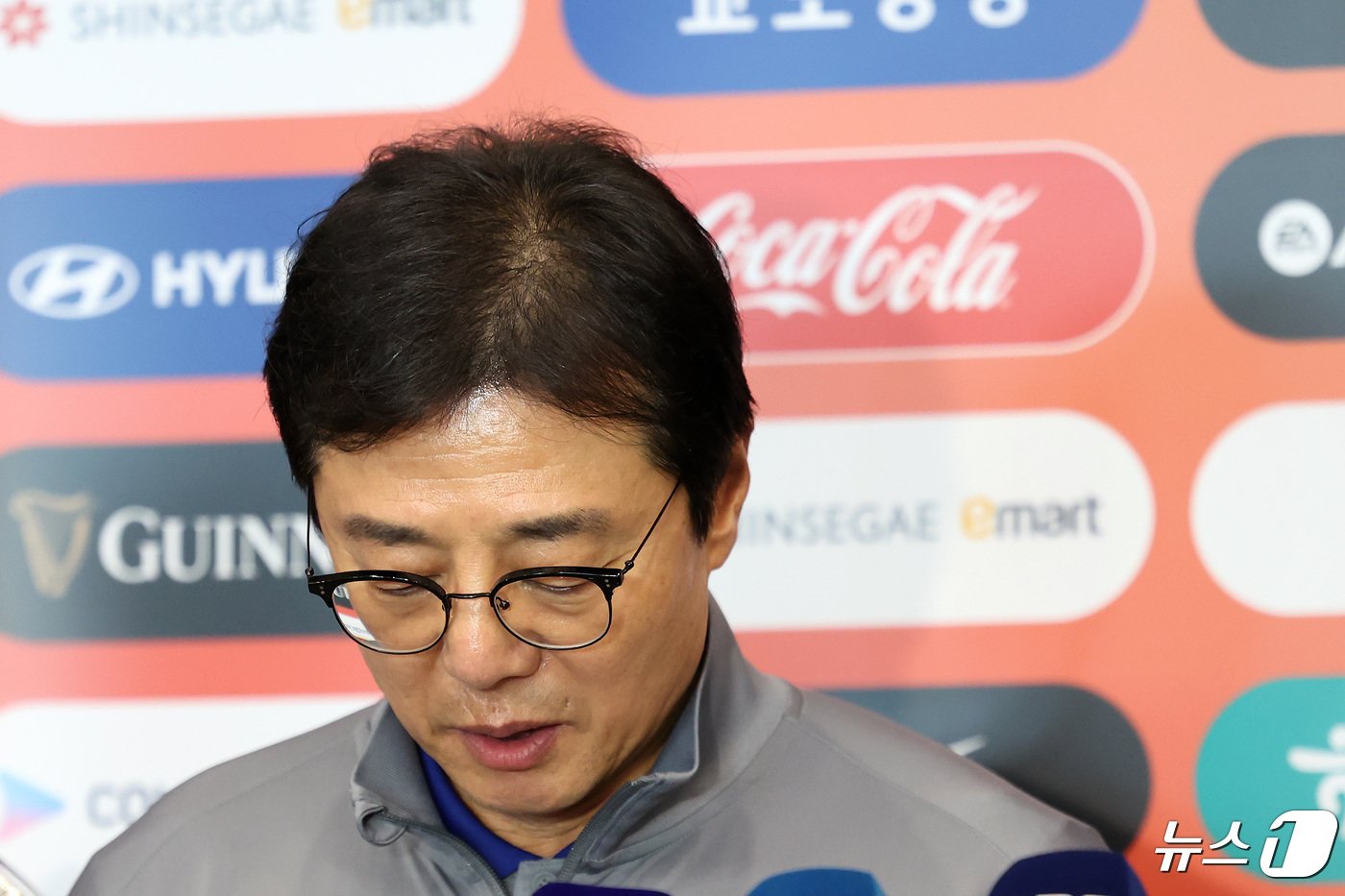 본문 이미지 - 황선홍 U-23 대한민국 축구 국가대표팀 감독이 27일 오후 인천국제공항을 통해 귀국해 인터뷰를 하고 있다. 2024.4.27/뉴스1 ⓒ News1 이동해 기자