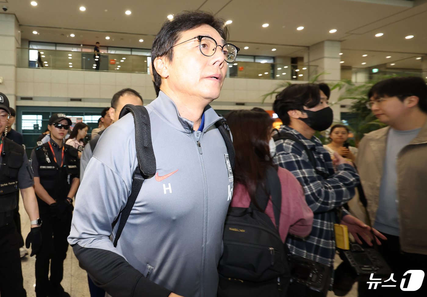 본문 이미지 - 황선홍 U-23 대한민국 축구 국가대표팀 감독이 27일 오후 인천국제공항을 통해 귀국, 인터뷰를 마친 뒤 자리를 떠나고 있다. 지난 1988년 서울 올림픽 이후 10회 연속 본선 무대를 노렸던 U-23 대한민국 축구 국가대표팀은 카타르 도하에서 열린 2024 아시아축구연맹(AFC) U23 아시안컵 인도네시와의 8강전에서 패해 파리행 티켓을 잡지 못하고 고개를 숙였다. 2024.4.27/뉴스1 ⓒ News1 이동해 기자