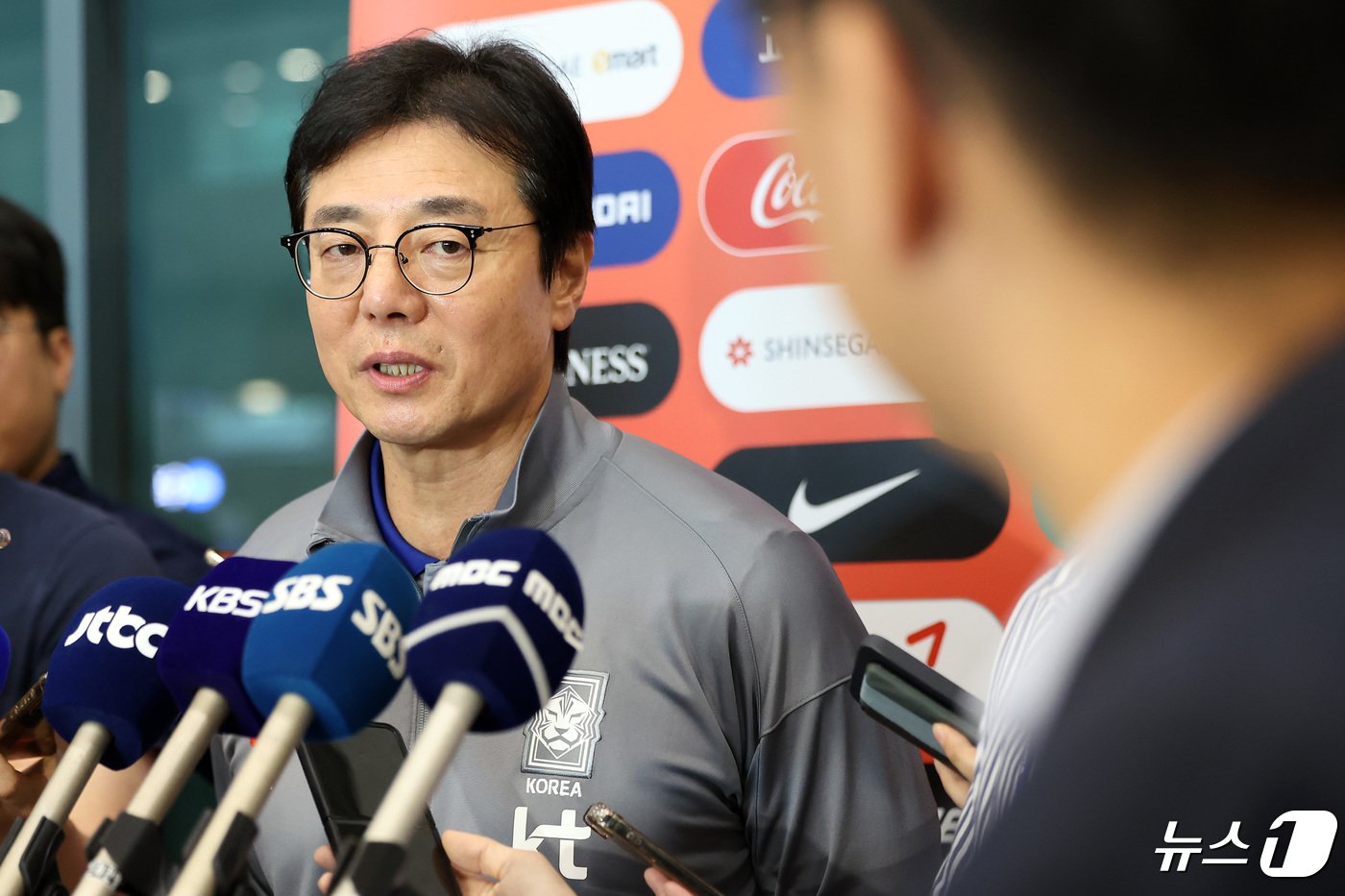 본문 이미지 - 황선홍 U-23 대한민국 축구 국가대표팀 감독이 27일 오후 인천국제공항을 통해 귀국해 인터뷰를 하고 있다. 2024.4.27/뉴스1 ⓒ News1 이동해 기자
